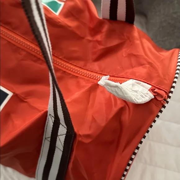 Henri Bendel Colorblock Logo Nylon Barrel Duffel – NWOT! 🧡 Collector item! - Picture 13 of 13